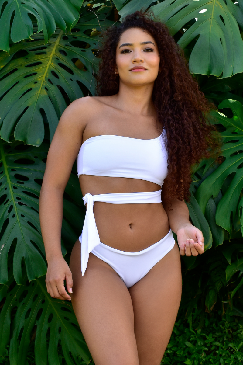 Set Ada Blanco, bikini de un hombro con banda de abdomen, Slow Swimwear