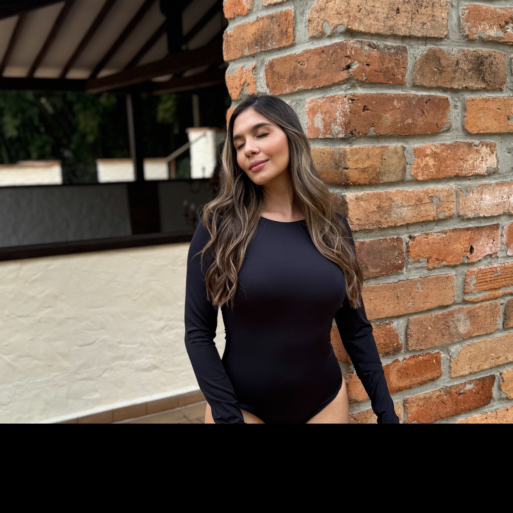 ENTERIZO OMÁN Negro – Control Abdomen & Diseño Colombiano