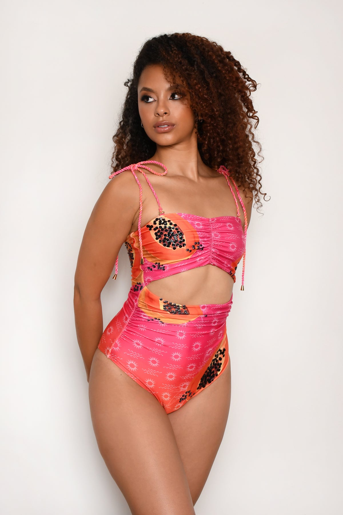 Vestido de baño entero Porto Cosmopolitan, strapless con bordado artesanal, colección Sueño de Verano